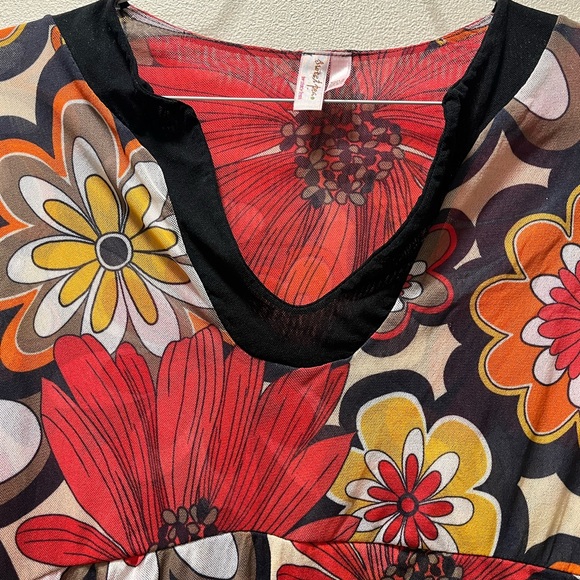 Sweet Pea by Stacy Frati Boho Hippie Chic Floral V-Neck Double Mesh Top, Larger - Picture 3 of 6
